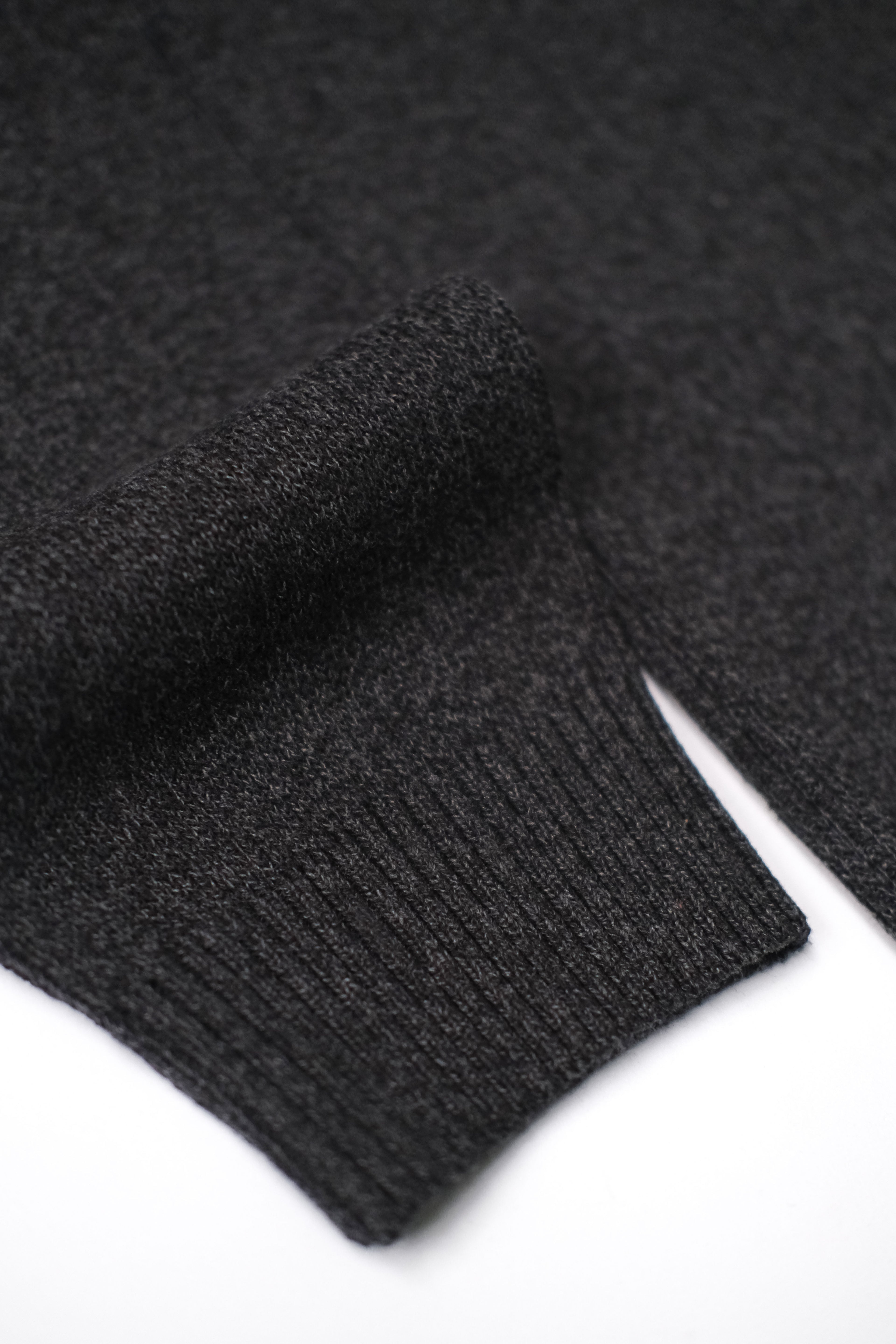 SUÉTER  GRIS NEGRO CUELLO REDONDO